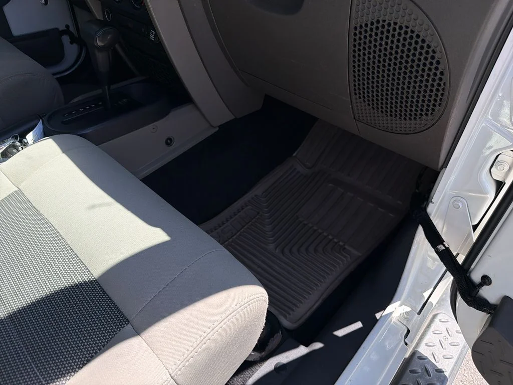 Used 2009 White Jeep X image 30