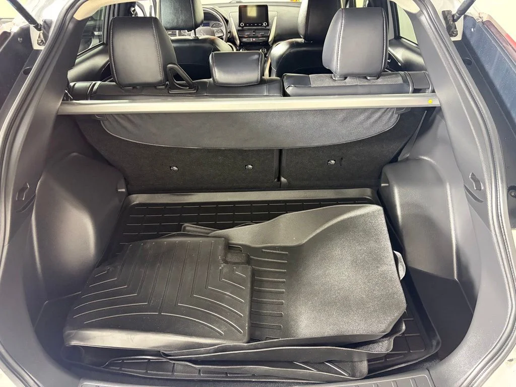 Used 2022 Silver Mitsubishi SE image 20