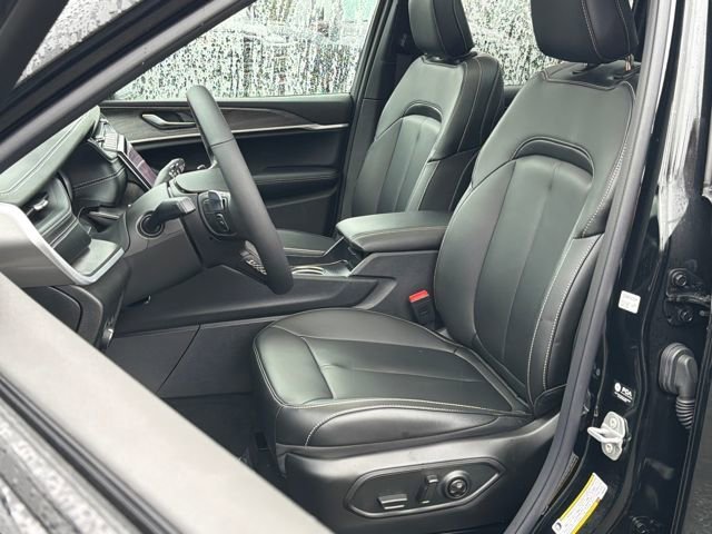 New 2025 Diamond Black Crystal Pearl-Coat Exterior Paint Jeep Limited image 17