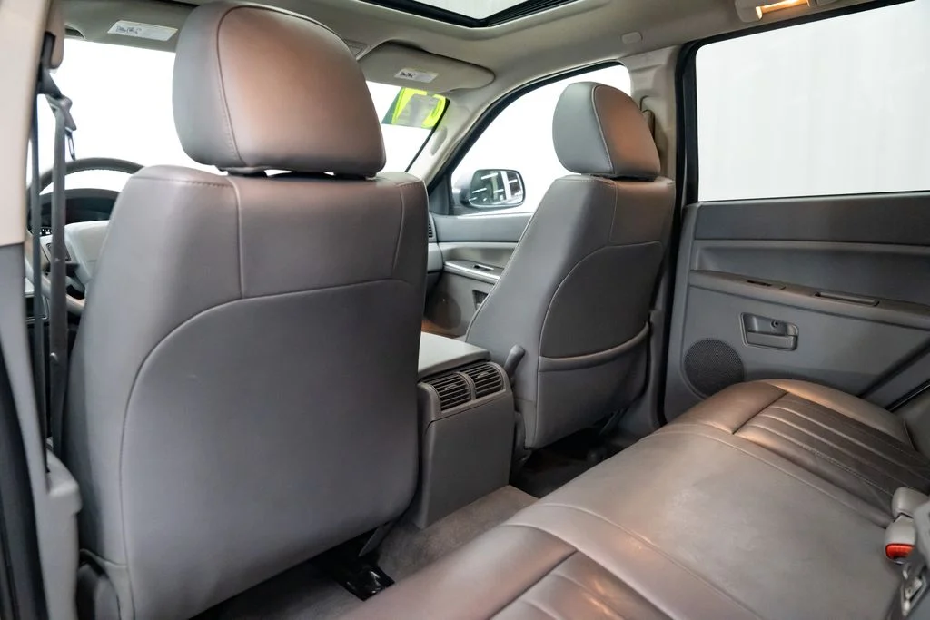 Used 2007 Silver Jeep Laredo image 26