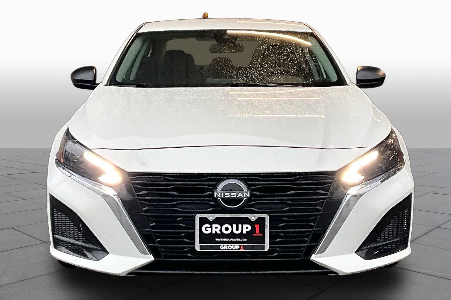 Used 2025 Glacier White Nissan SV image 4