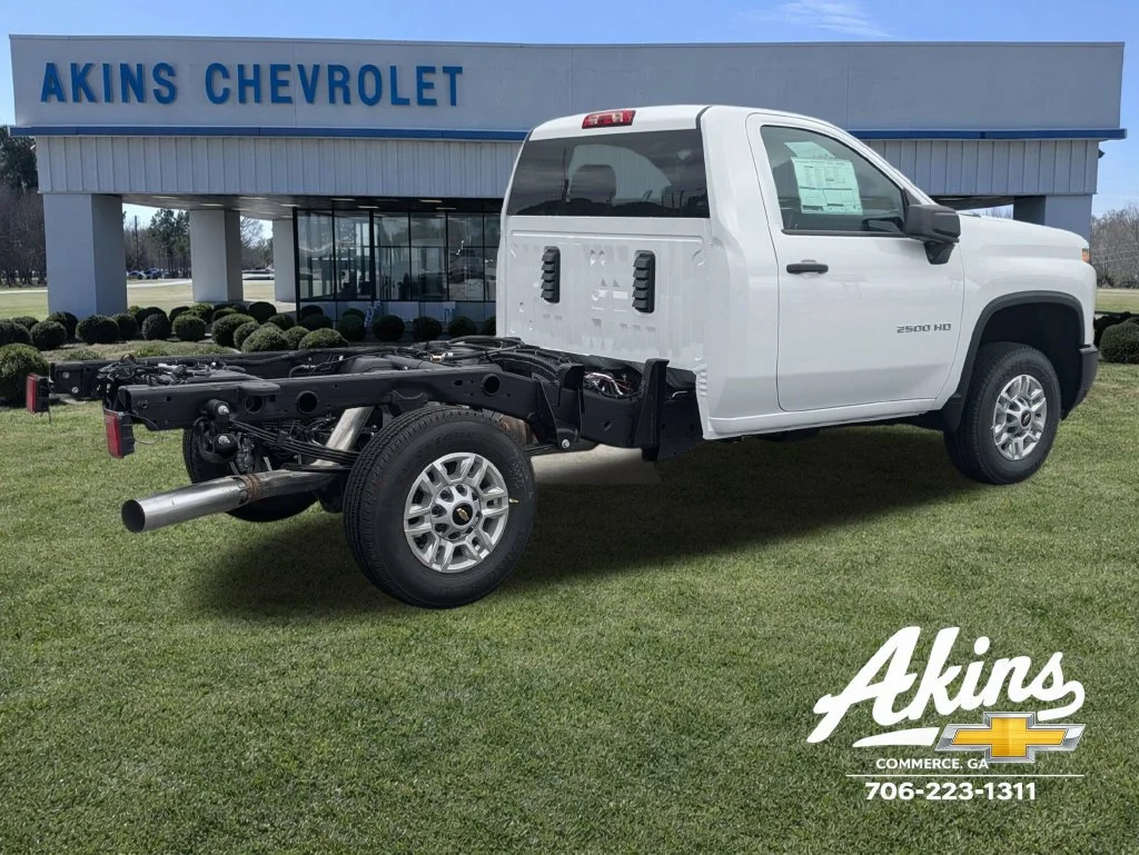 New 2026 Summit White Chevrolet WT image 4