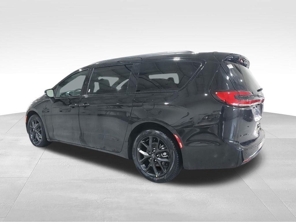 New 2026 Diamond Black Crystal Pearl-Coat Exterior Paint Chrysler Select image 6
