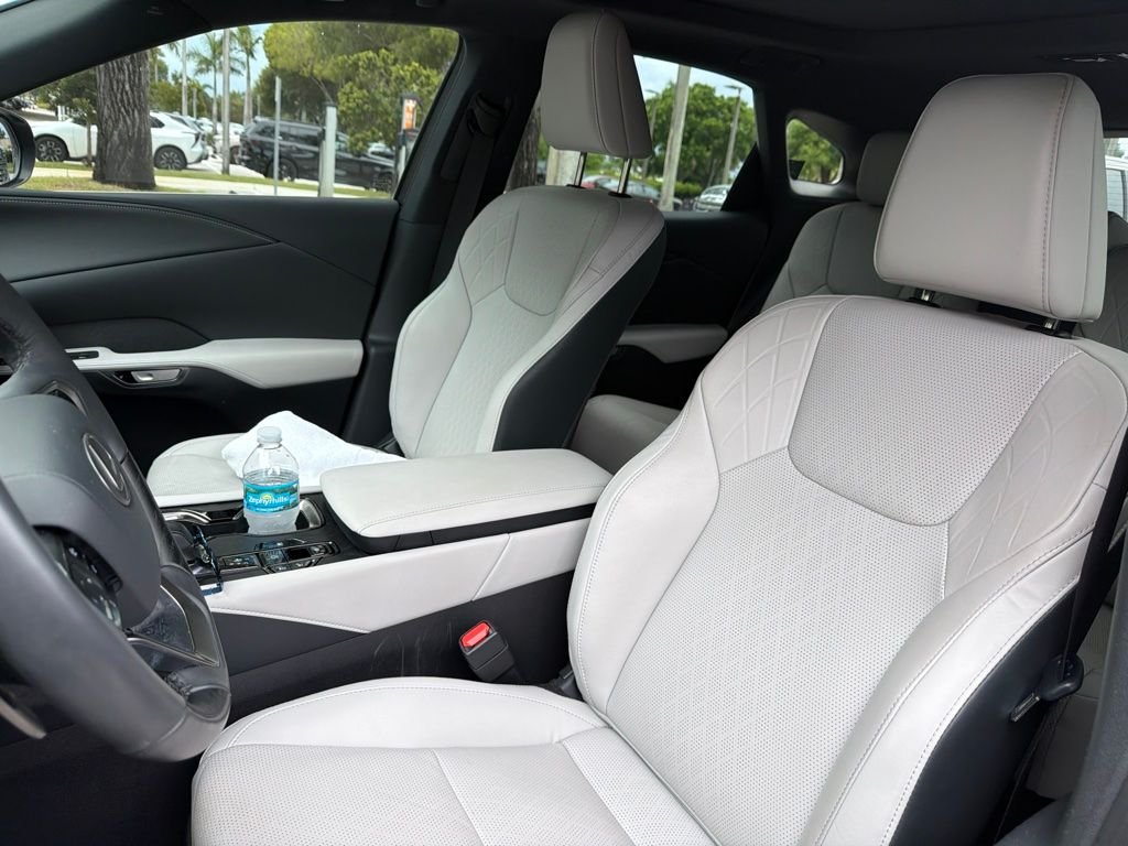 Used 2025 Green Pearl Lexus  image 2