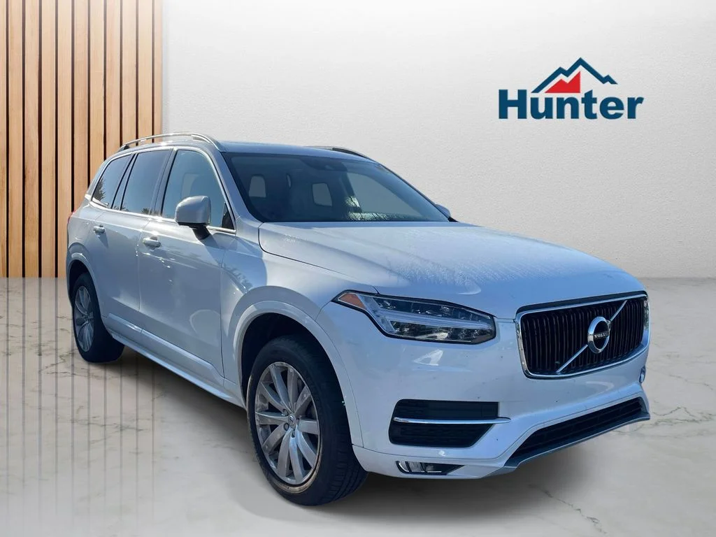 Used 2019  Volvo Momentum image 1