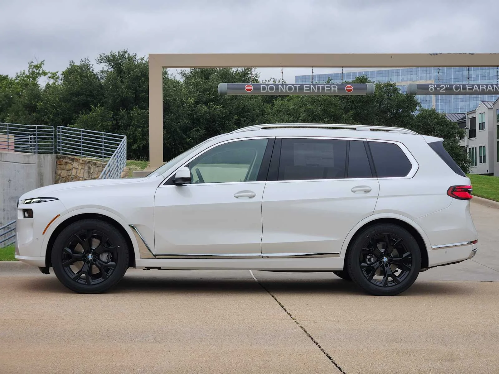 New 2027 Mineral White Metallic BMW xDrive40i image 2