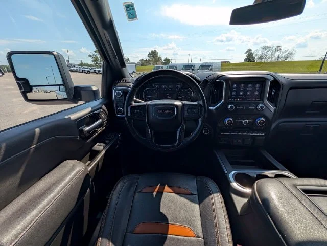 Used 2022 White GMC AT4 image 13