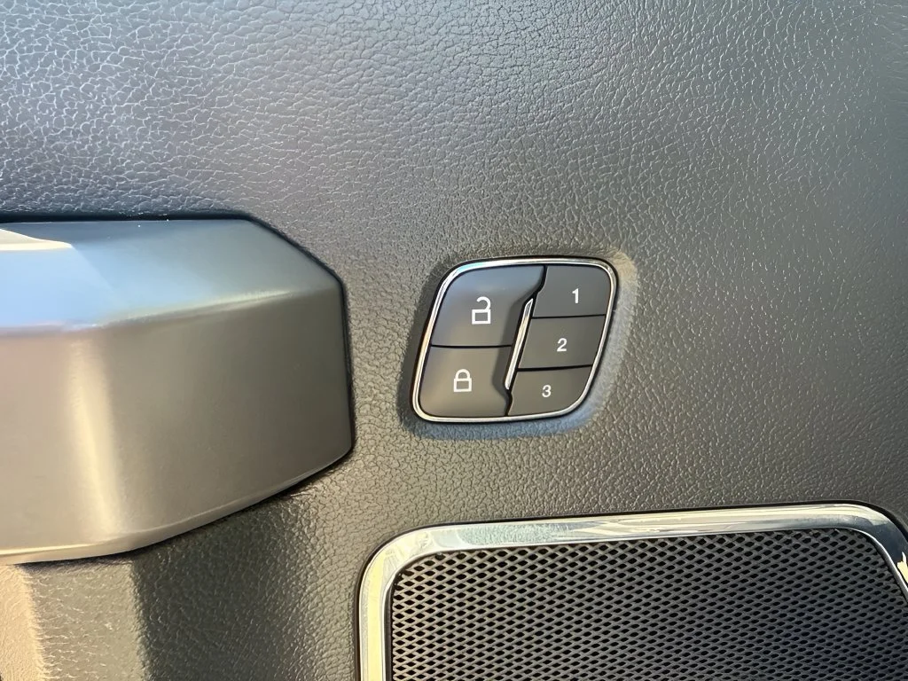 Used 2019  Ford XL image 12