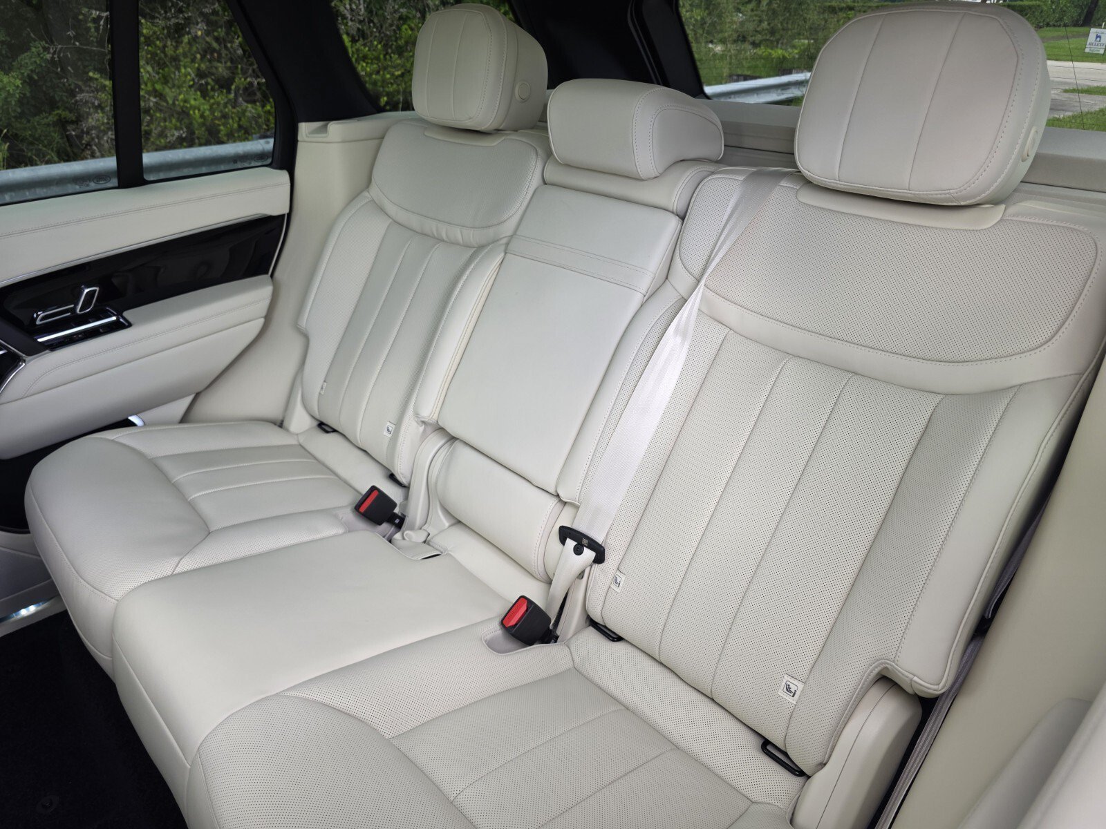 New 2027 Eiger Grey Land Rover P400 SE image 14