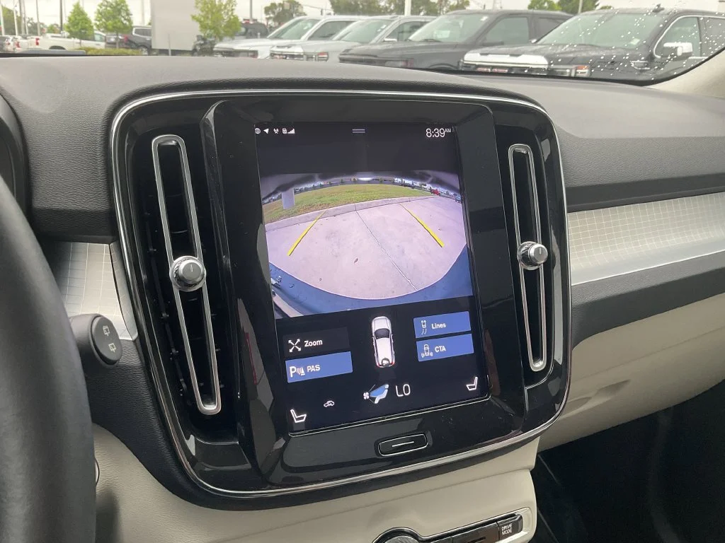 Used 2020 White Volvo Momentum image 31