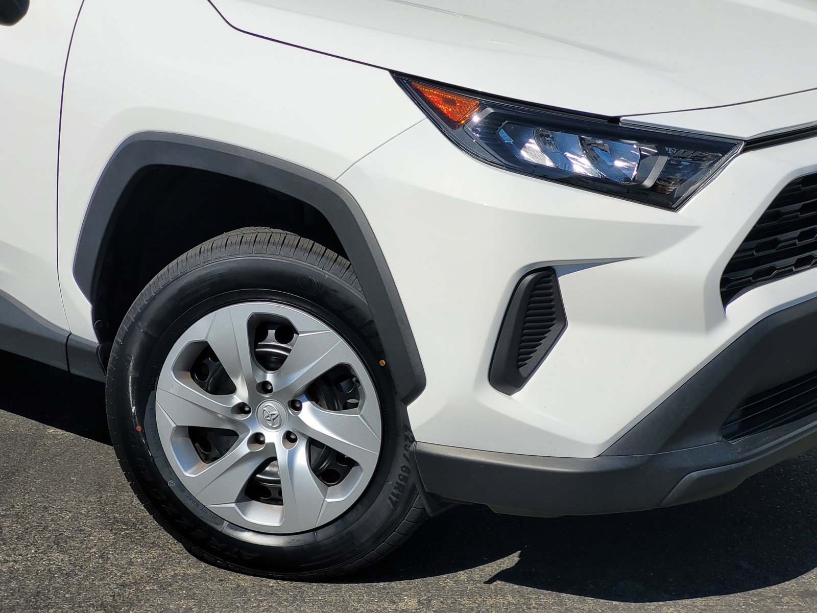 Used 2022  Toyota LE image 11
