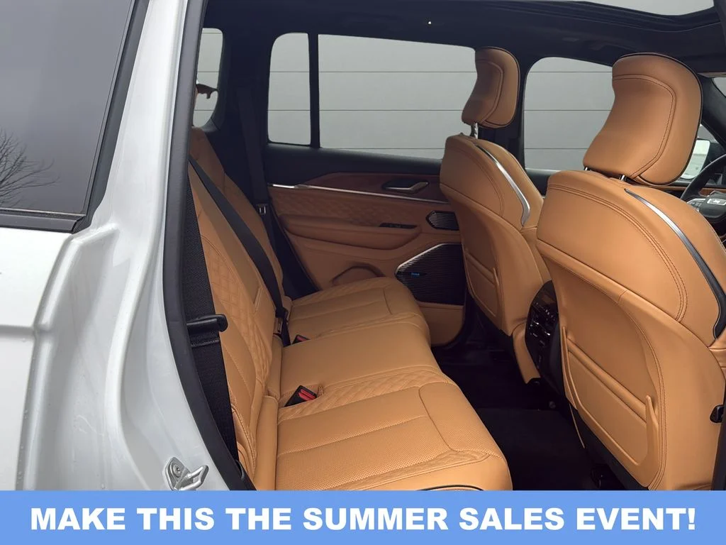 New 2025 Bright White Clear-Coat Exterior Paint Jeep Summit Reserve image 22