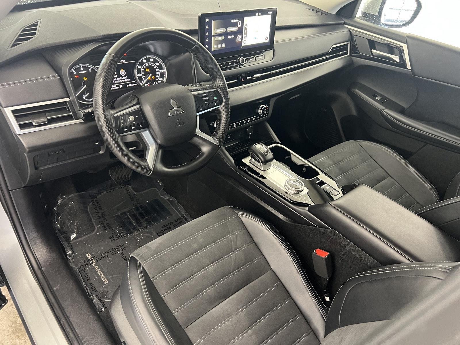 2025 Mitsubishi Outlander SE - Photo 13