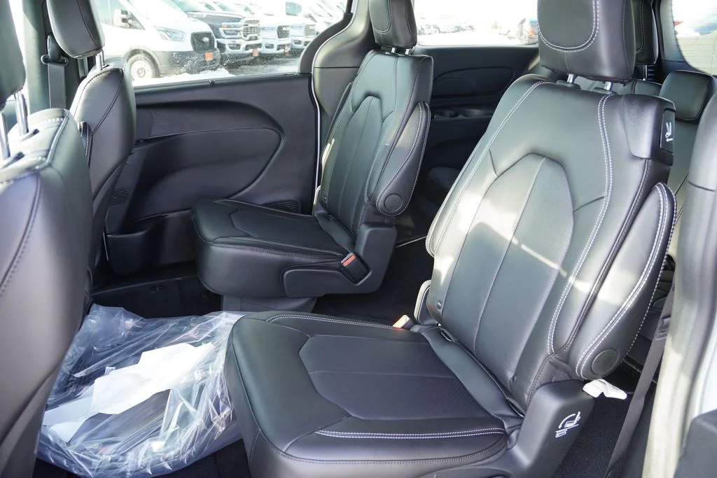 New 2026 Bright White Clear-Coat Exterior Paint Chrysler Select image 11