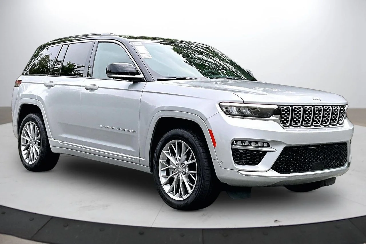 Certified Used 2025 Silver Jeep Summit image 2