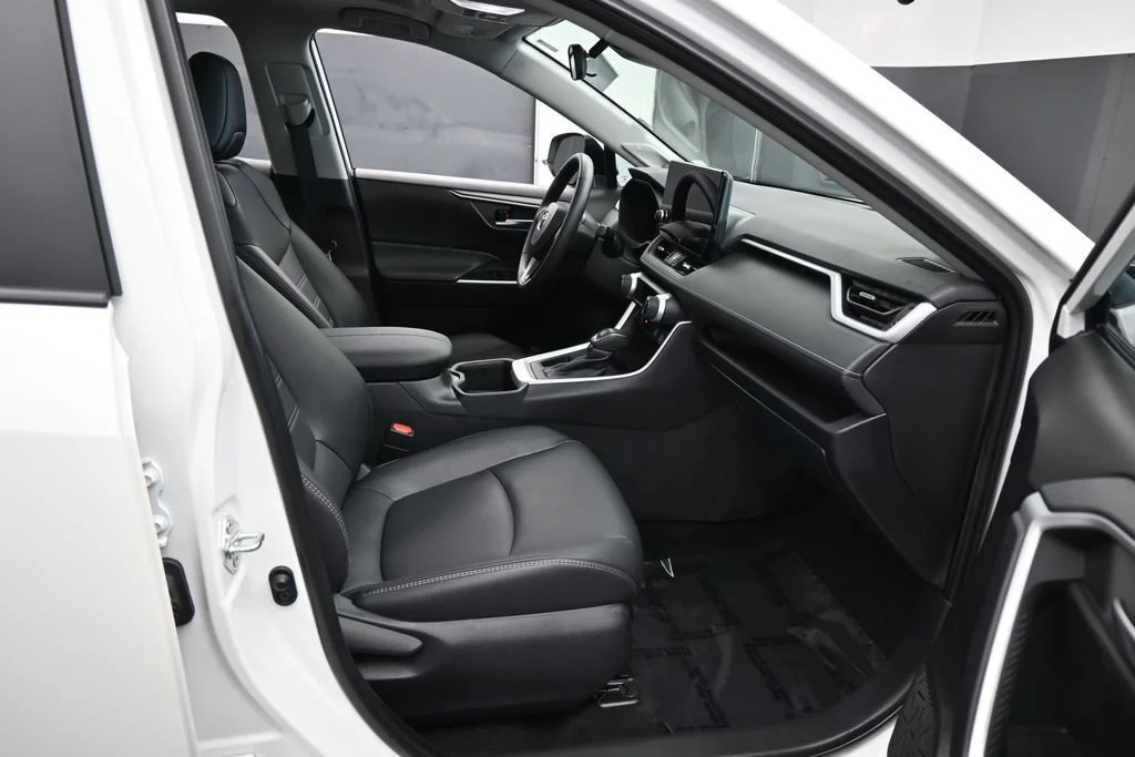 Used 2025 White Toyota XLE Premium image 39