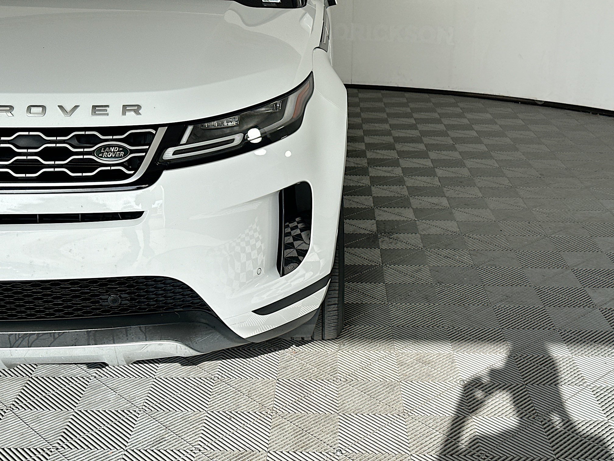 Used 2020 White Land Rover SE image 9
