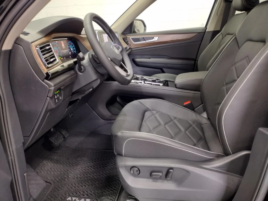 New 2026 Black Volkswagen 2.0T SE w/Technology image 23