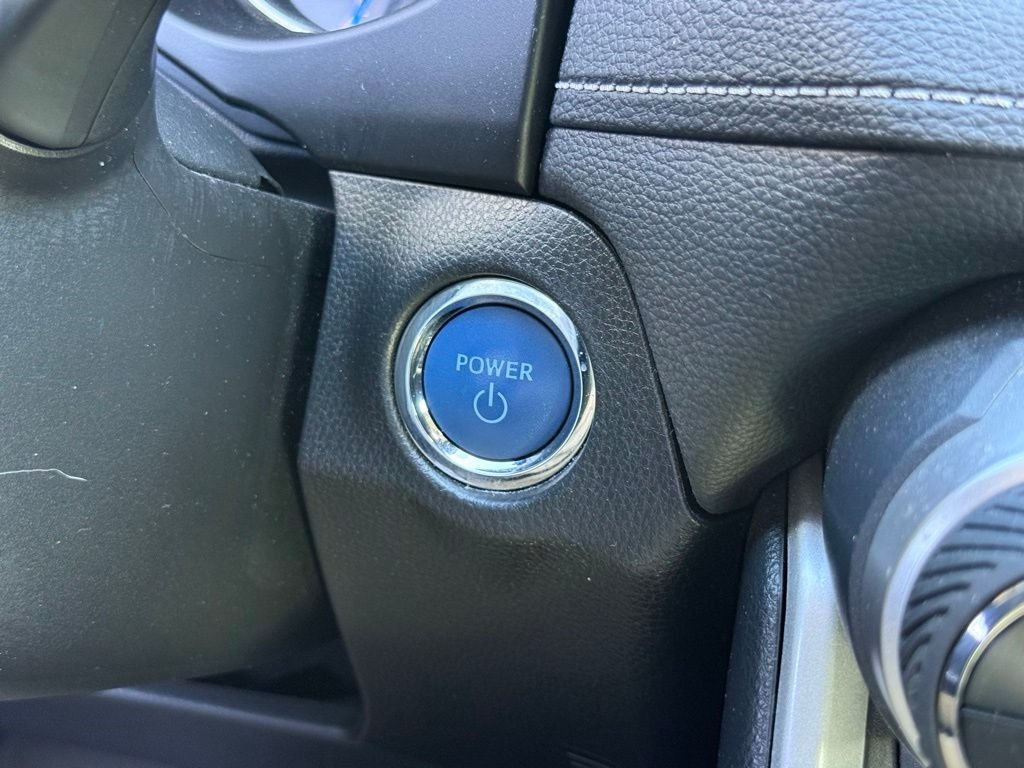 Used 2021 White Toyota XLE Premium image 31