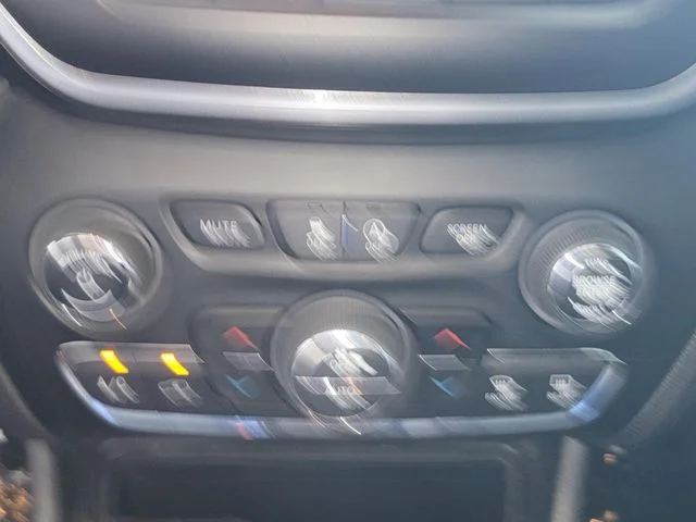 Certified Used 2021 Black Jeep Latitude Lux image 24