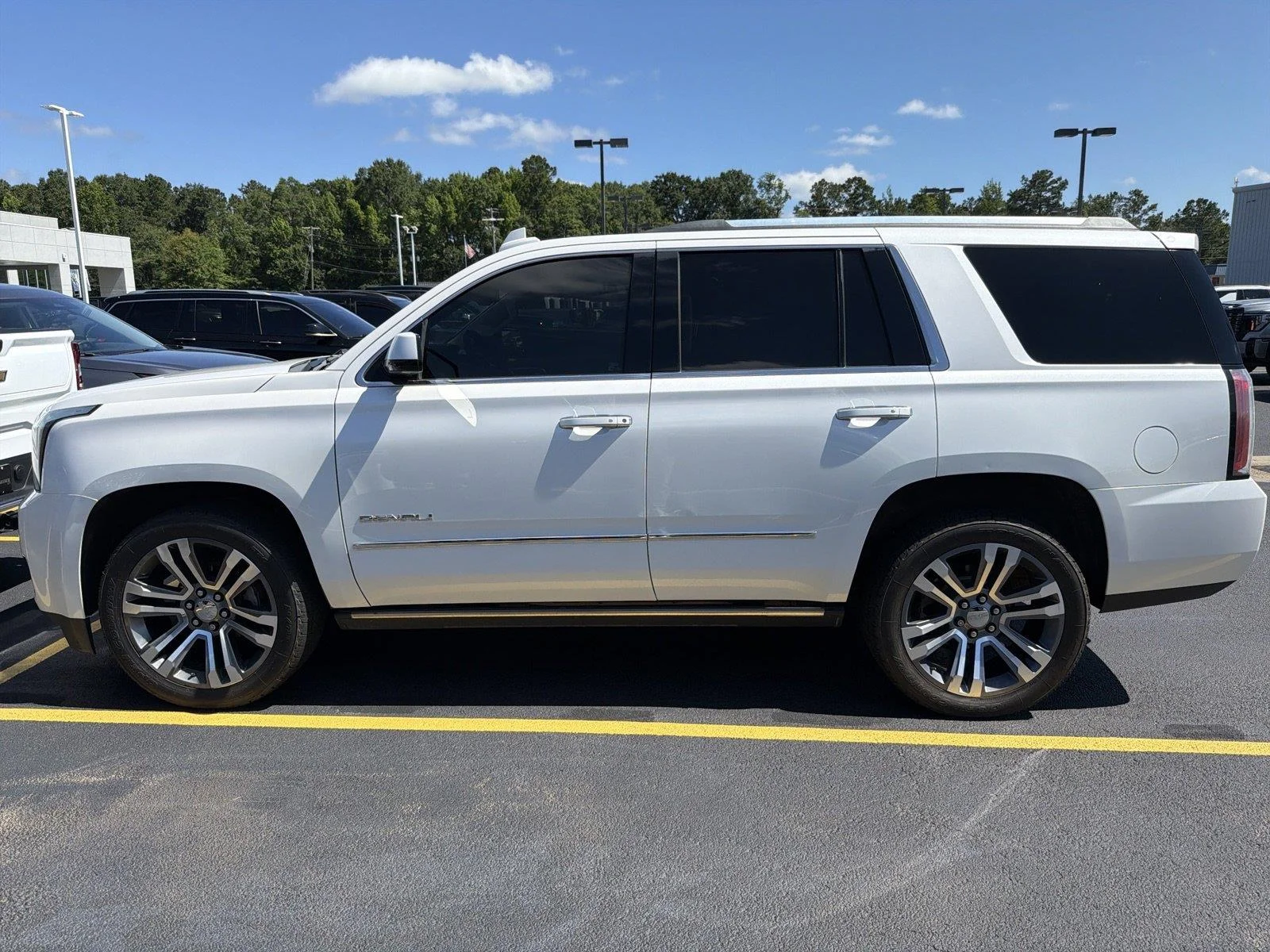 Used 2018 WHITE FROST TRICOAT GMC Denali image 2