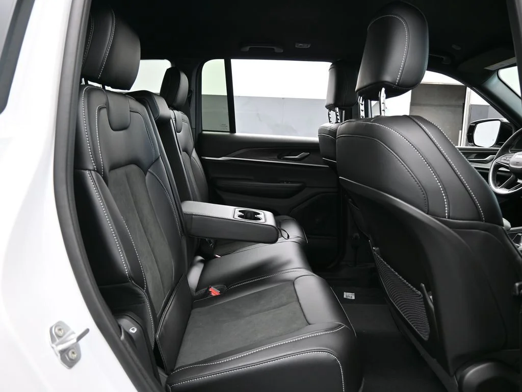 New 2026 Bright White Clear-Coat Exterior Paint Jeep Laredo image 37
