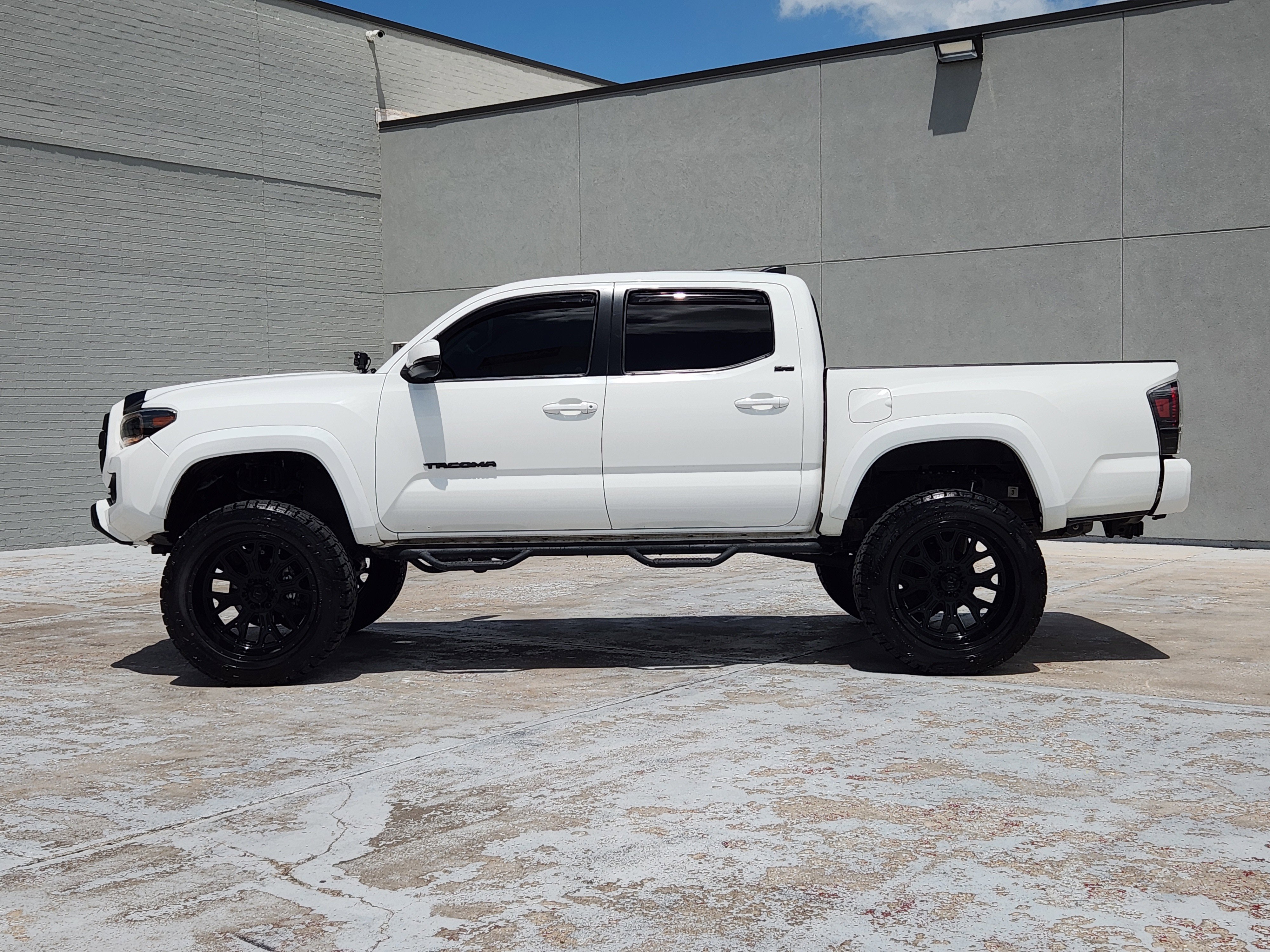 Used 2022 White Toyota SR5 image 5
