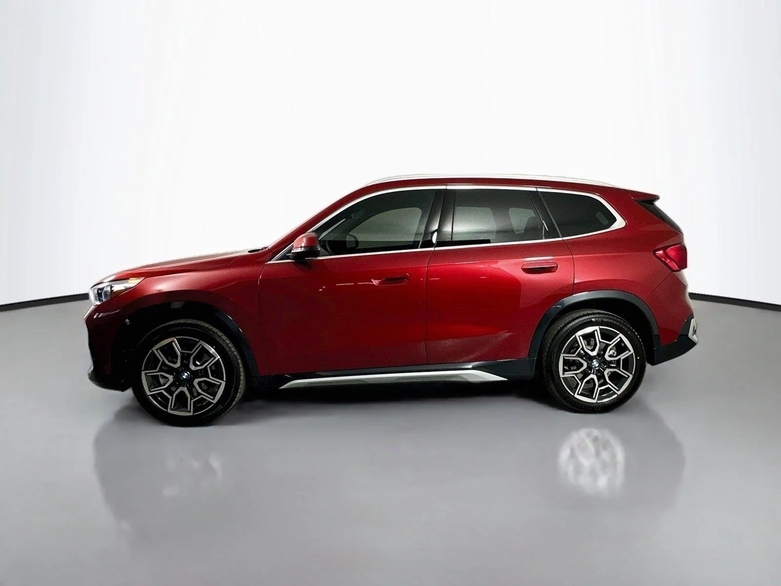 Used 2026 Vegas Red Metallic BMW xDrive28i image 8