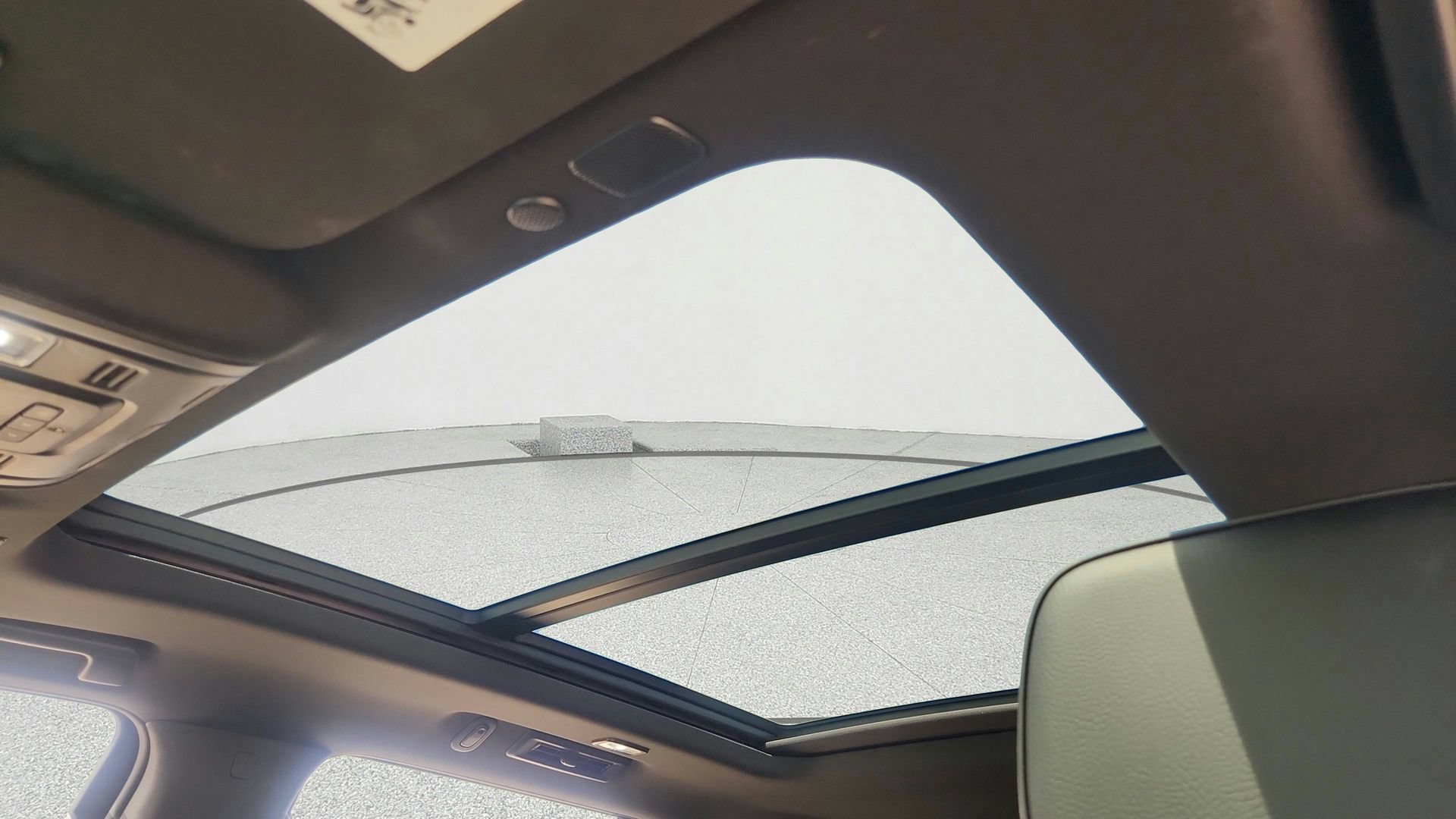 Used 2022 White Frost Tricoat GMC Denali image 11