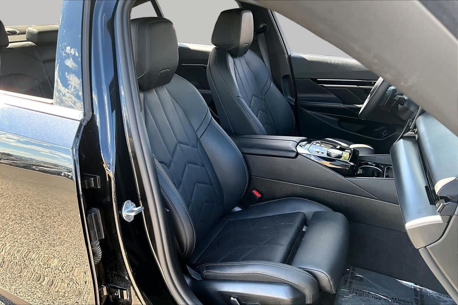 Used 2024 Black Sapphire Metallic BMW 530i image 7