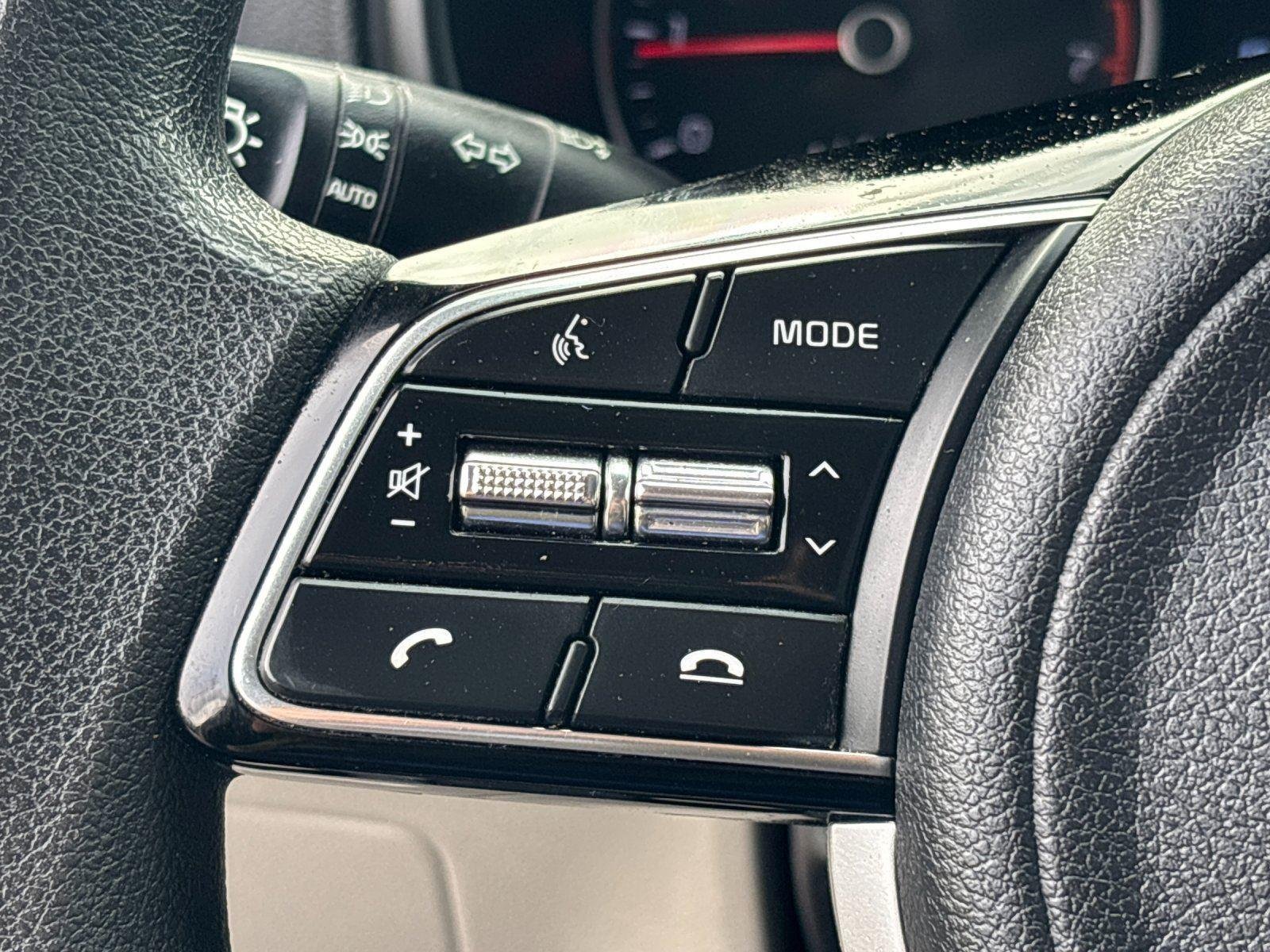 Used 2021 Sparkling Silver Kia LX image 19