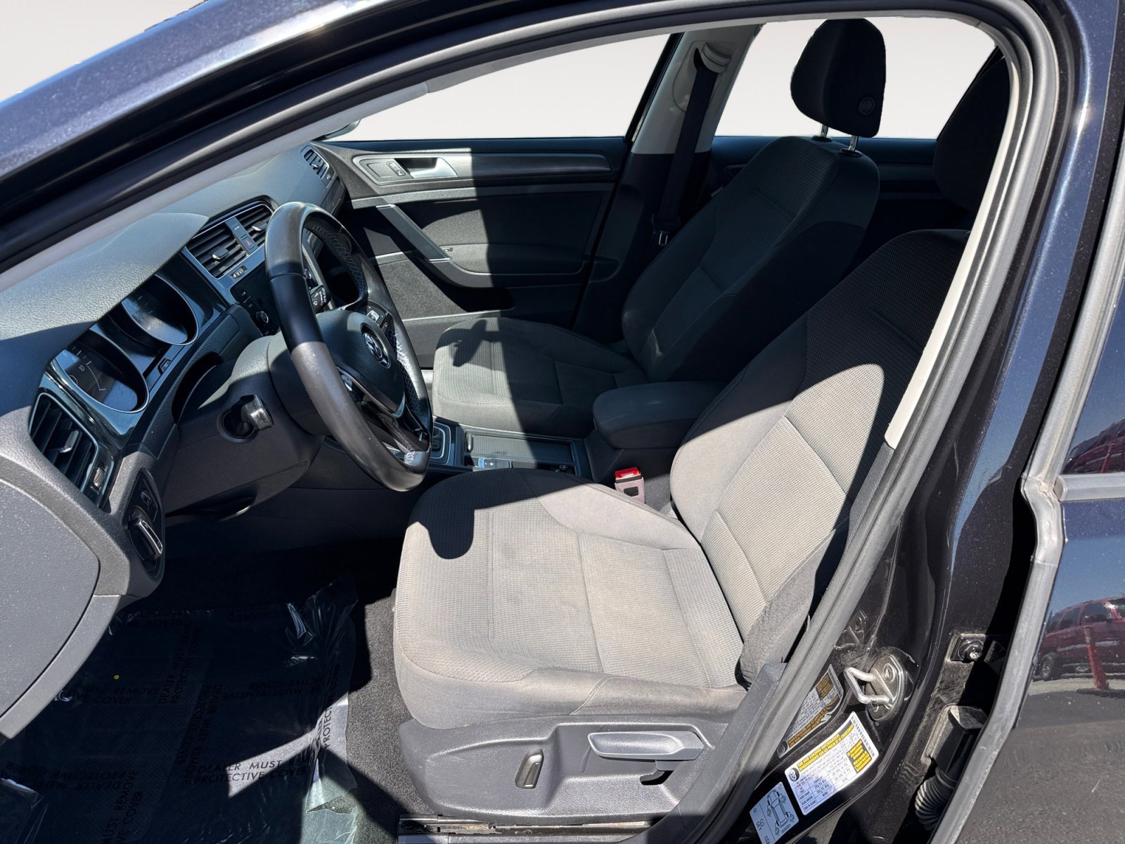 Used 2019 Deep Black Volkswagen SE image 10