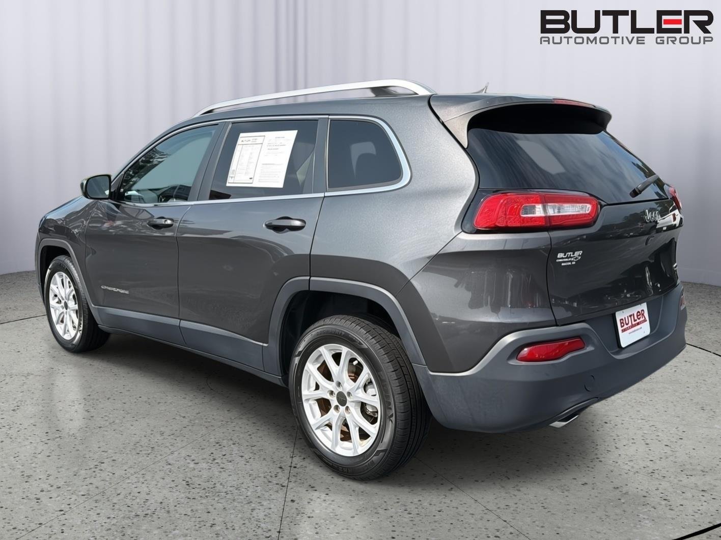 Used 2016 Granite Crystal Metallic Clearcoat Jeep Latitude image 4