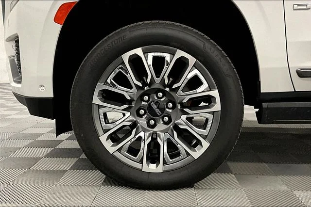 Used 2023 White Frost Tricoat GMC Denali Ultimate image 10