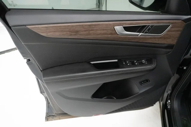 New 2024 Deep Black Pearl Effect Volkswagen 2.0T SEL image 15