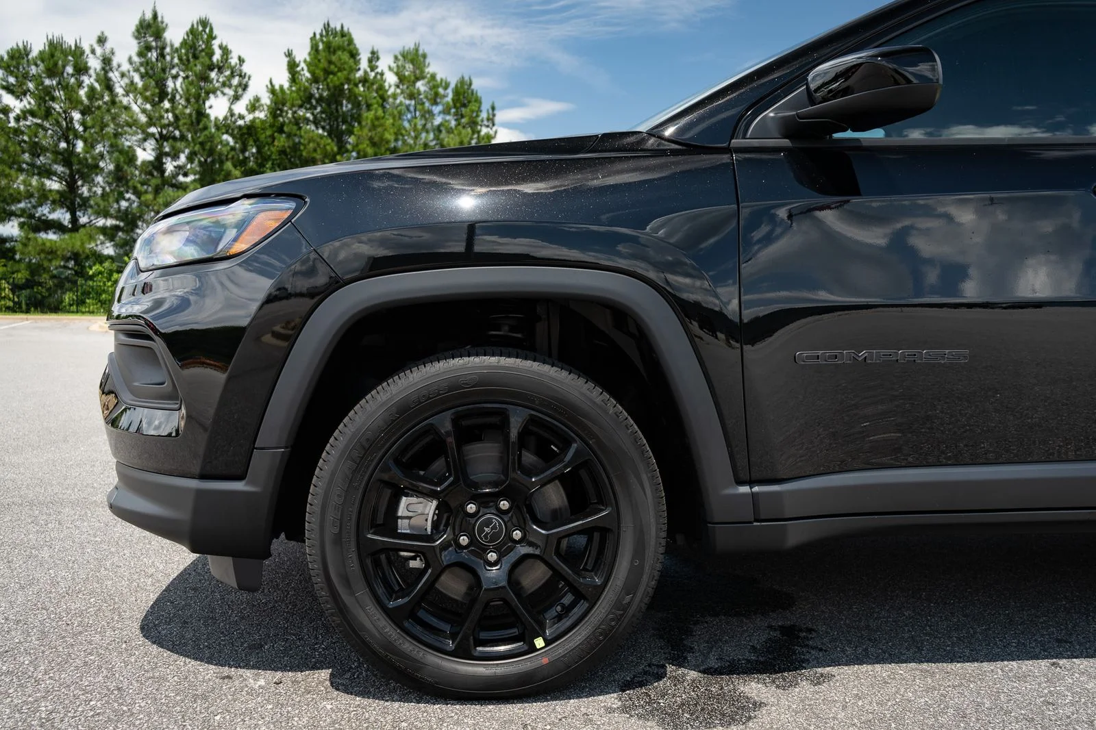 New 2026 Diamond Black Crystal Pearl-Coat Exterior Paint Jeep Latitude image 4