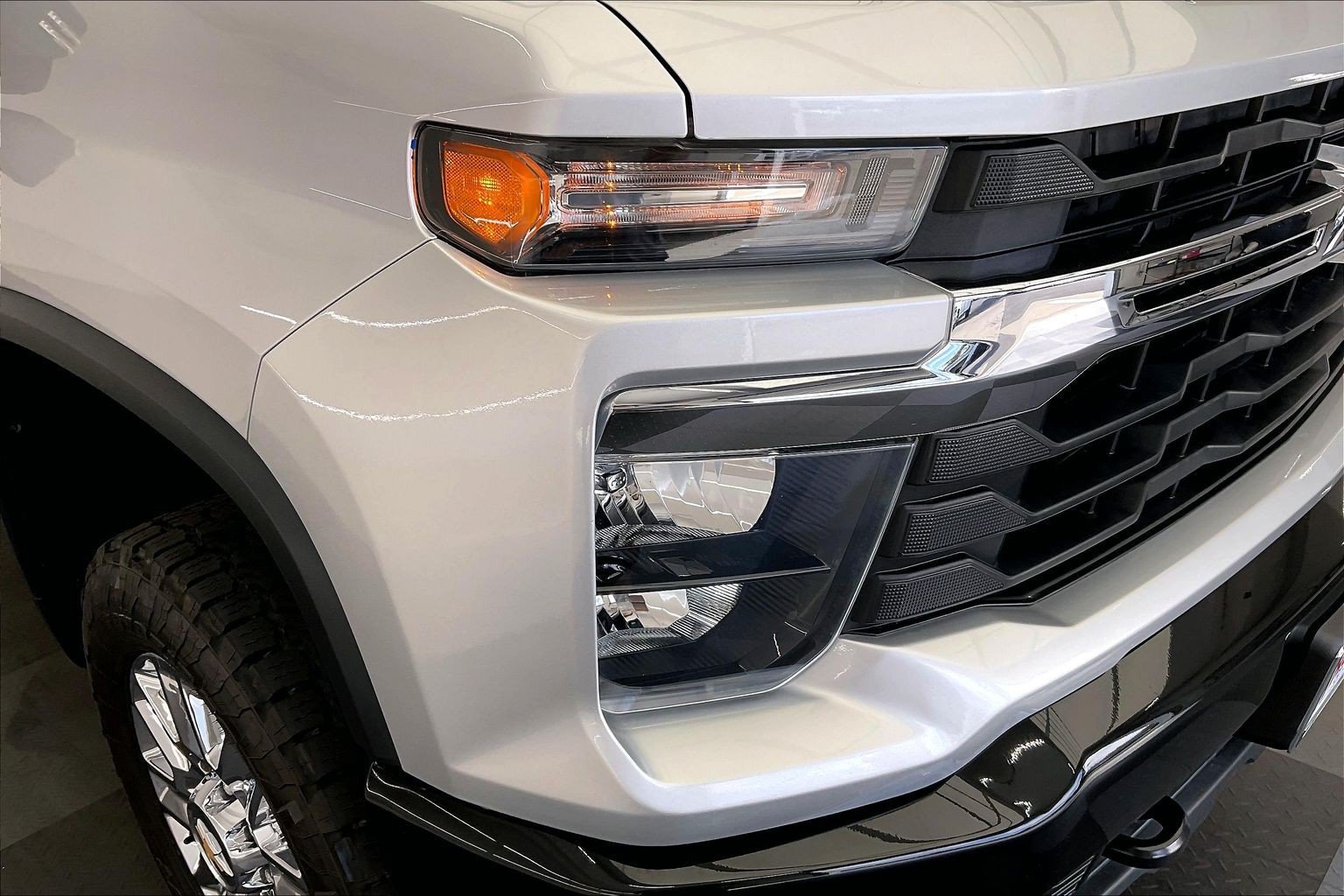 Used 2022 SILVER ICE METALLIC Chevrolet Custom image 28