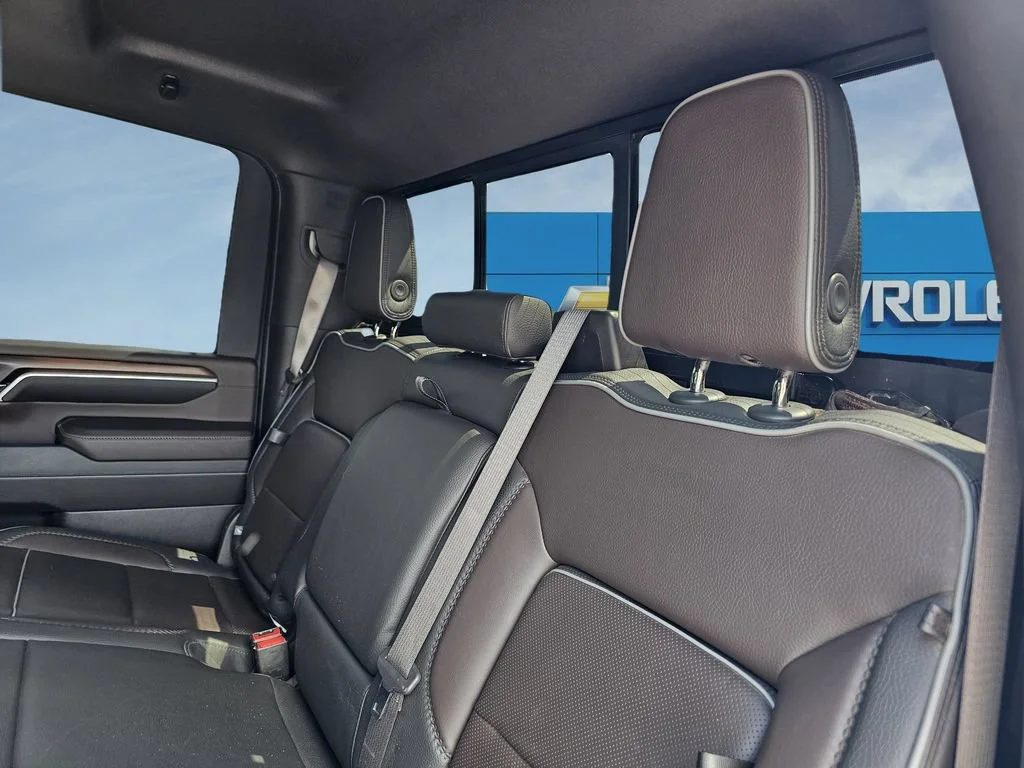 Used 2025 White Frost Tricoat GMC Denali image 34