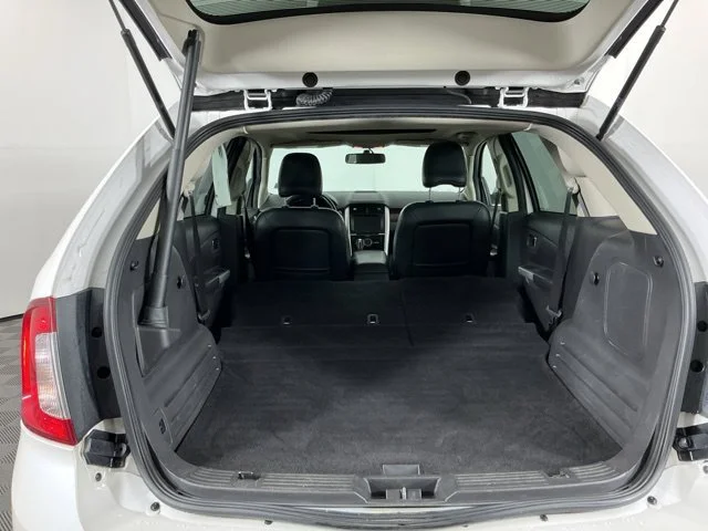 Used 2011 White Platinum Clearcoat Metallic Ford Limited image 28