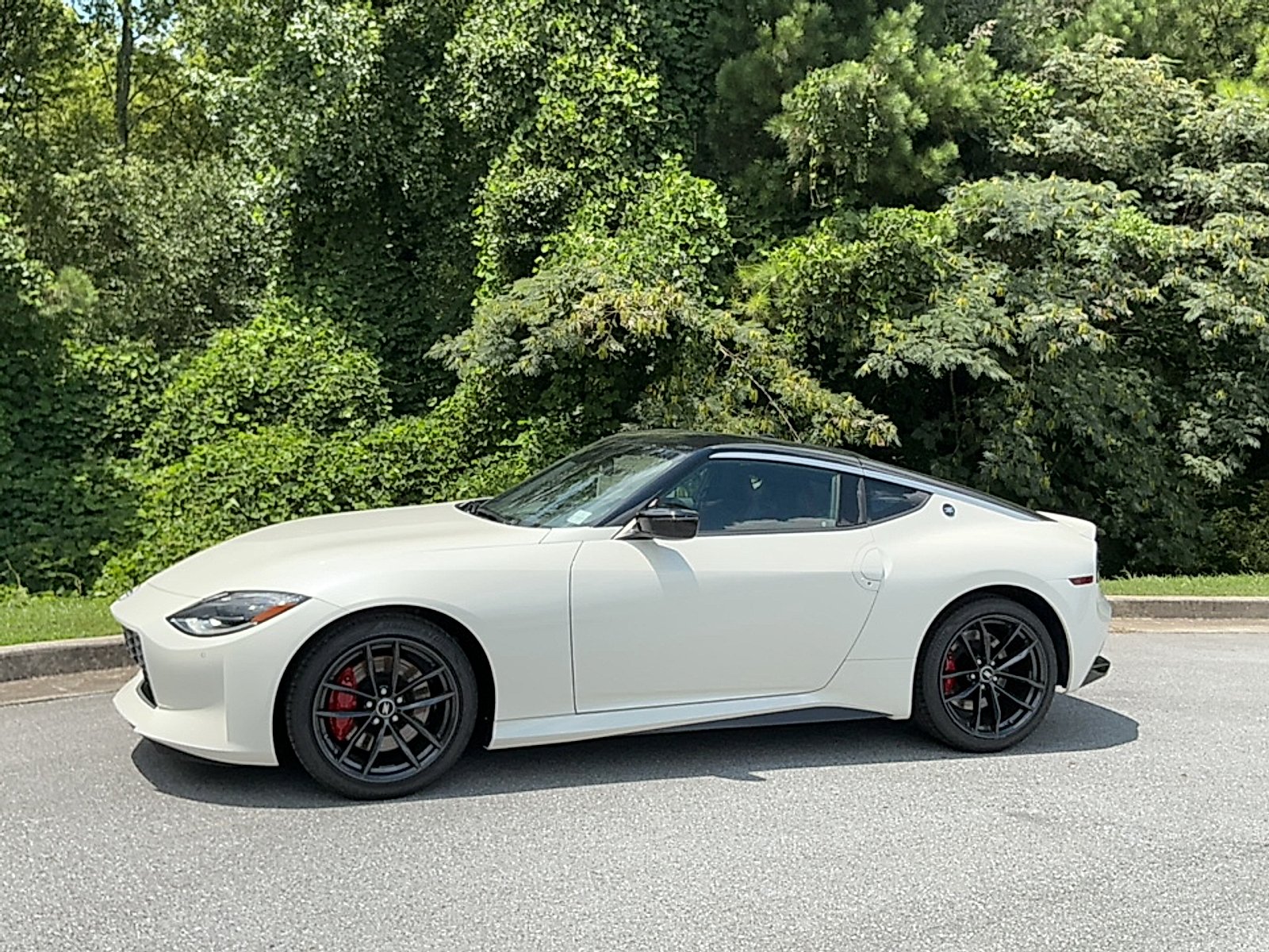 New 2026 Pearl White Tricoat/Super Black Nissan Performance image 4