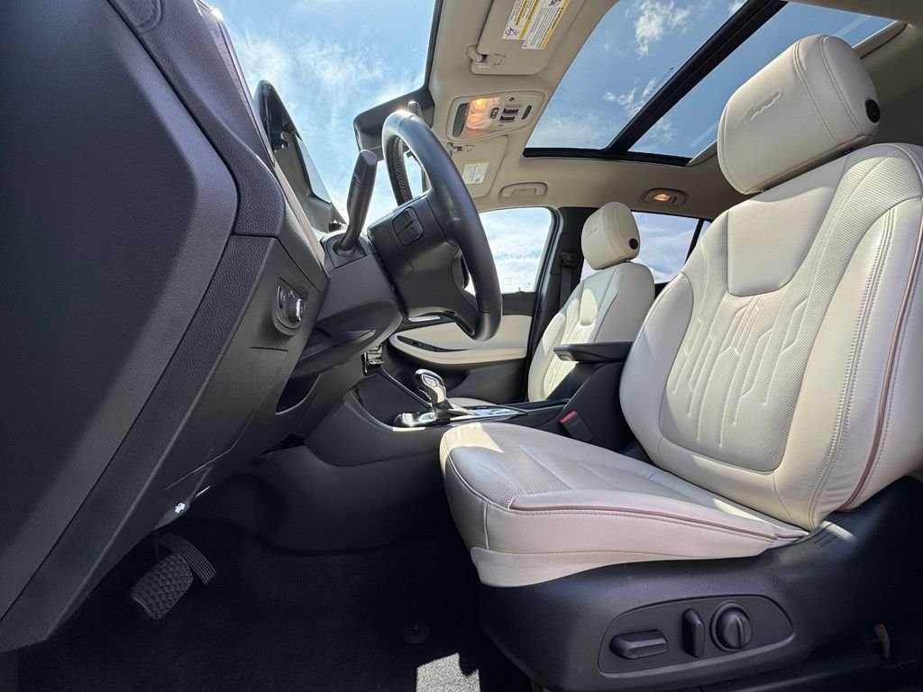 Used 2024 White Buick Avenir image 18