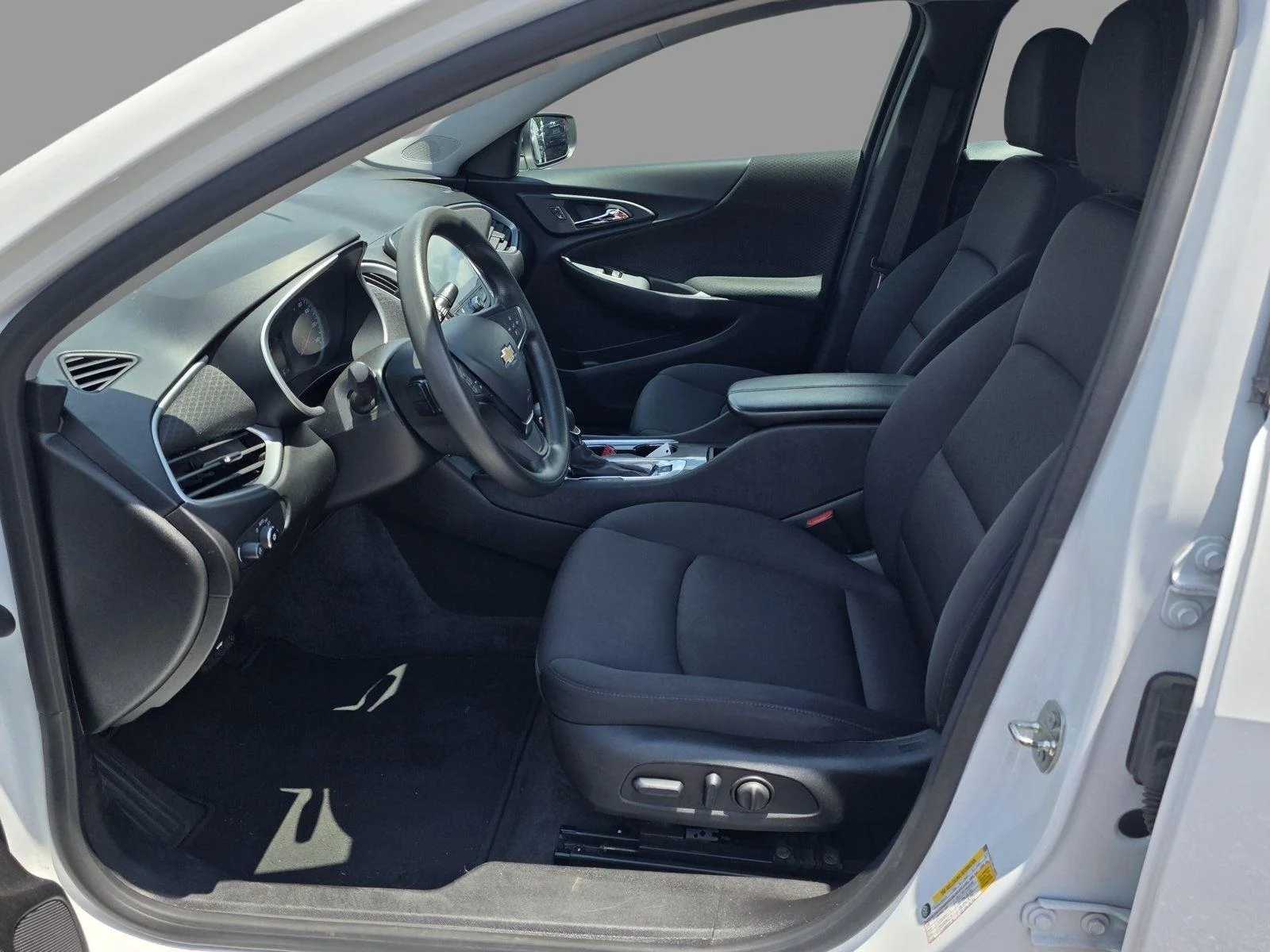 Used 2024 Summit White Chevrolet LT image 12