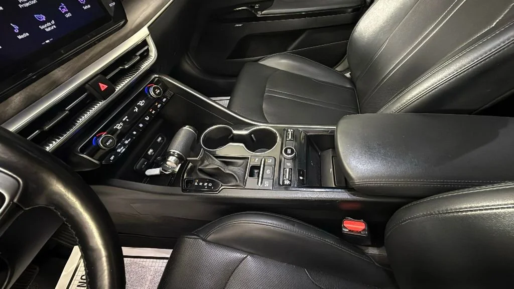 Used 2022 White Kia EX image 24
