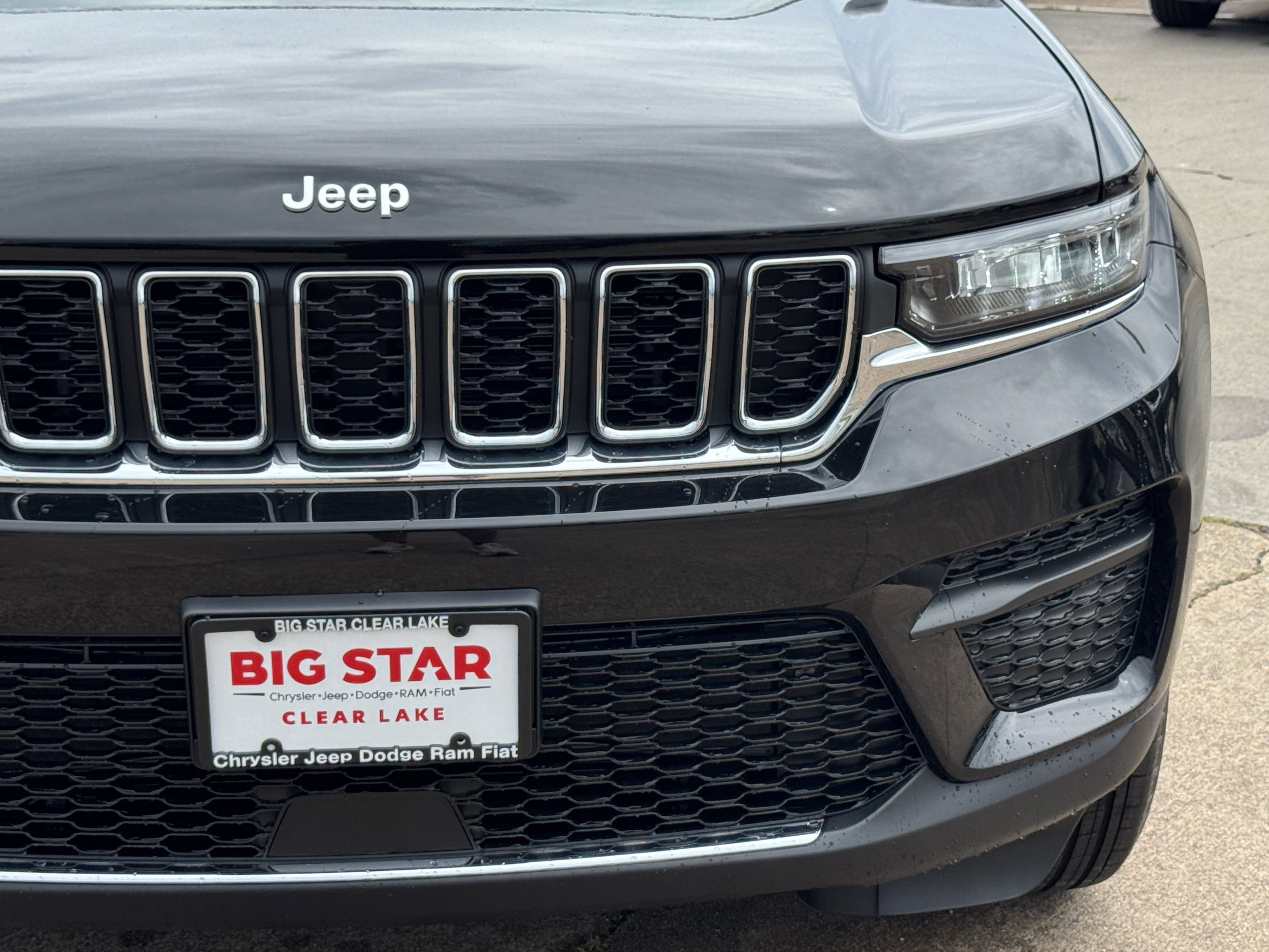 New 2026 Diamond Black Crystal Pearl-Coat Exterior Paint Jeep Laredo X image 4