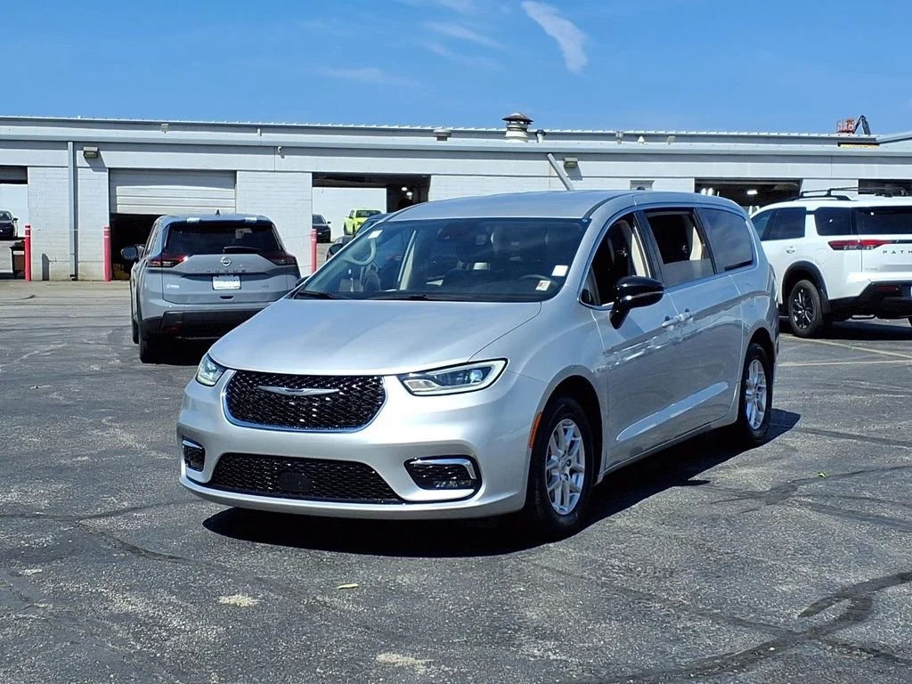 Used 2024 Chrysler Pacifica Touring L with VIN 2C4RC1BG1RR132895 for sale in Kansas City
