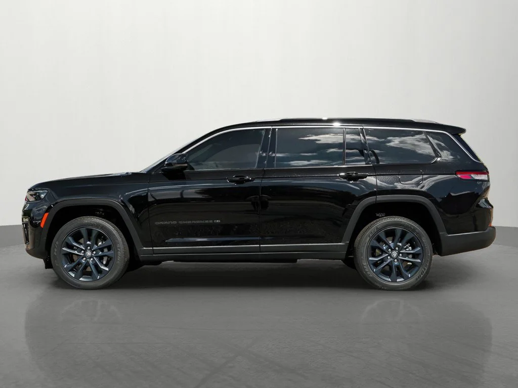 New 2026 Diamond Black Crystal Pearlcoat Jeep Limited image 3