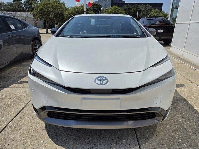 New 2027 Wind Chill Pearl Toyota XLE image 2