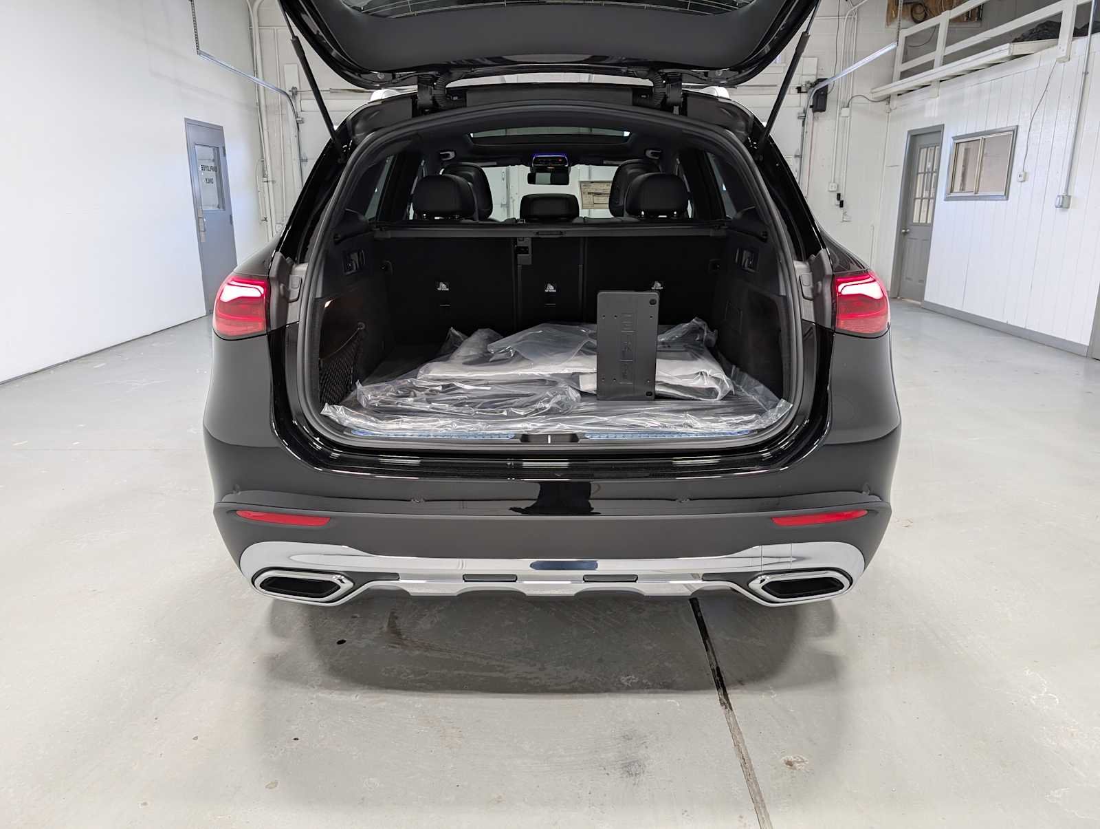 Used 2026 Obsidian Black Metallic Mercedes-Benz GLC 300 image 20