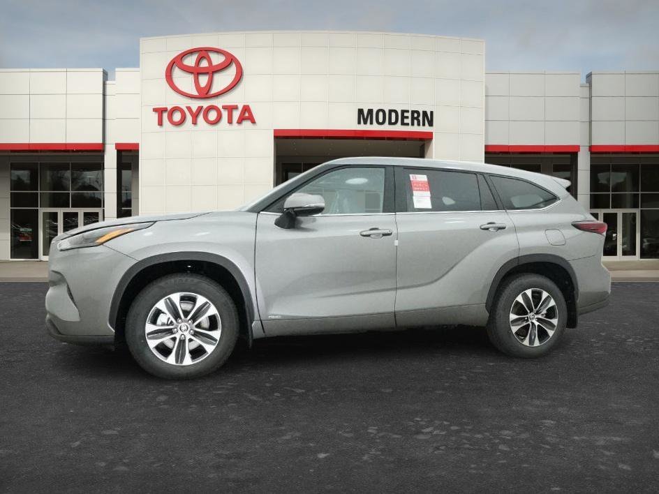 New 2026 Heavy Metallic Toyota Hybrid XLE image 12