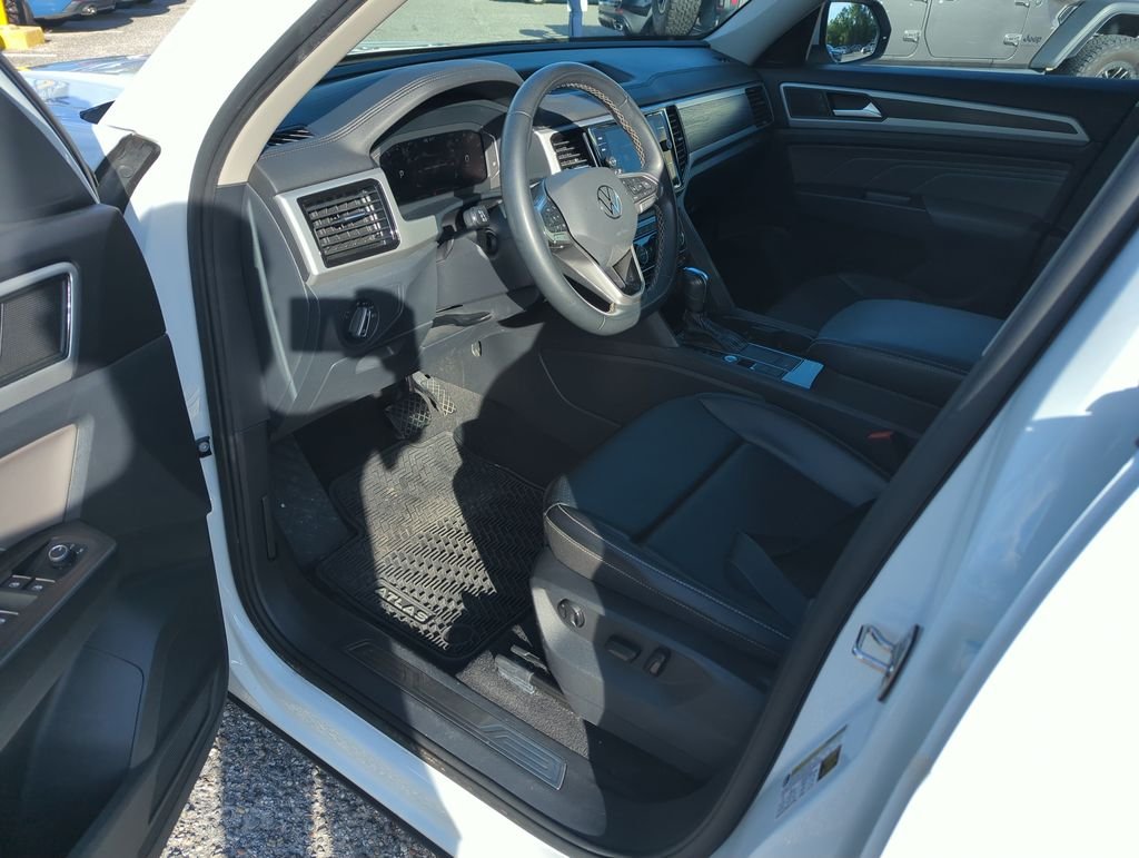 Used 2022  Volkswagen 3.6L V6 SE w/Technology image 11
